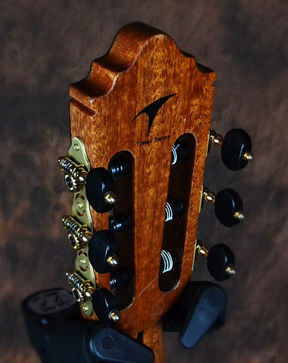 Vue des mécaniques d'une guitare classique Tête de guitare classique