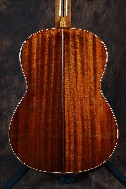 Guitare sèche vue de dos Dos en acajou de guitare classique