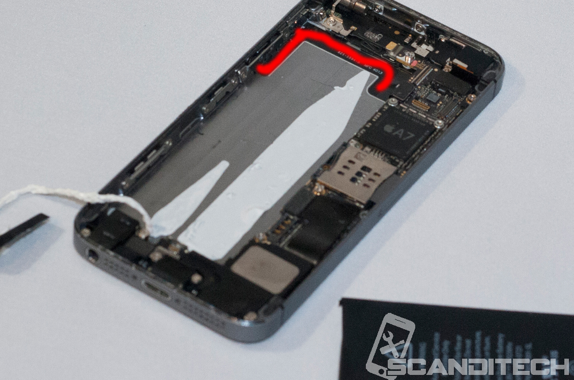 iPhone 5S/5C battery replacement guide - Battery removal - 4