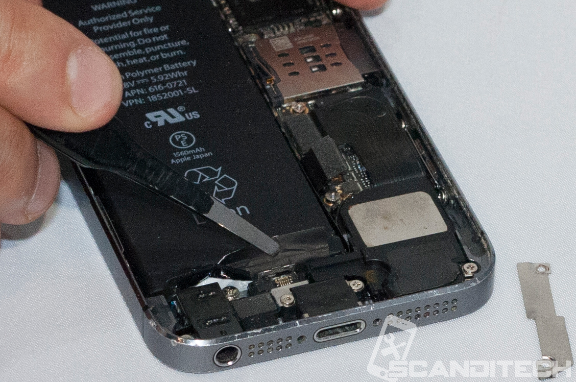 iPhone 5 battery replacement guide - Prying the battery out.