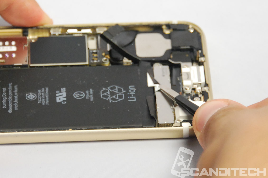 iPhone 6S battery replacement guide - Removing adhesives - 4