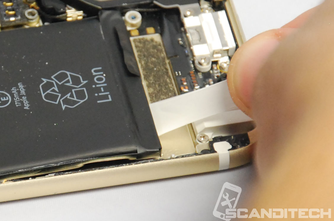 iPhone 6S battery replacement guide - Battery adhesive removal - 2