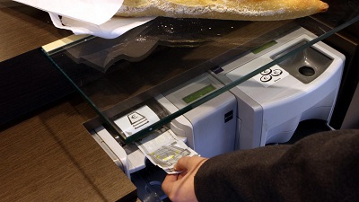 se débarasser de ses pièces de monnaie à la boulangerie