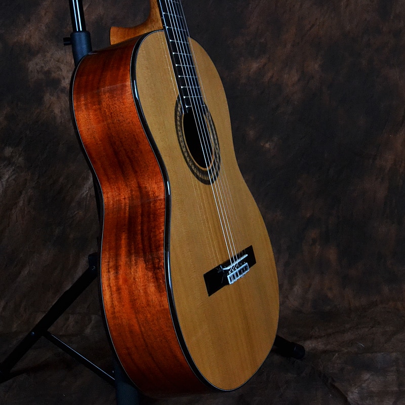 Guitare classique en Koa et cèdre rouge éclisses en koa
