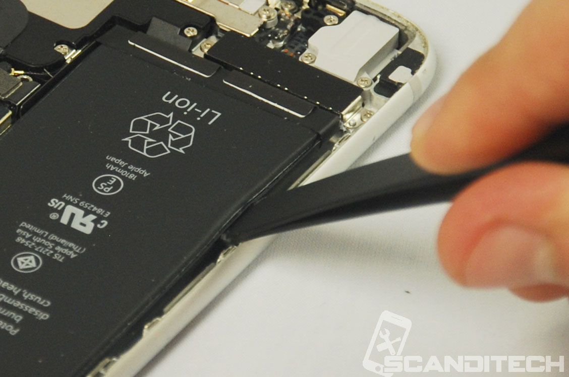 iPhone 6/6+ battery replacement guide - Prying out the battery - 3
