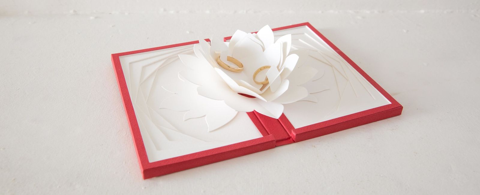 Ecrin niroji original pour alliance fait en origami.