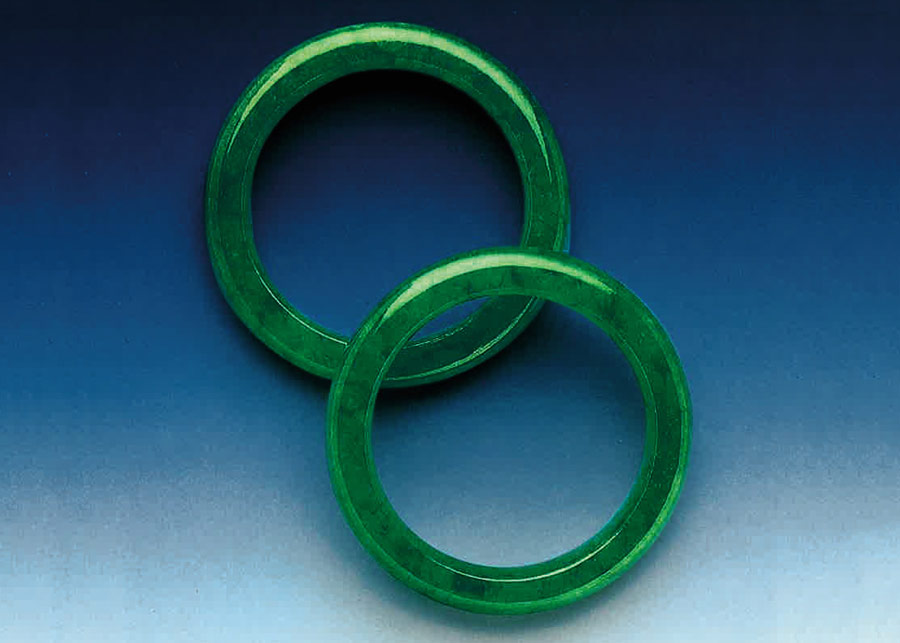 A pair of jage bangles from the qing dynasty