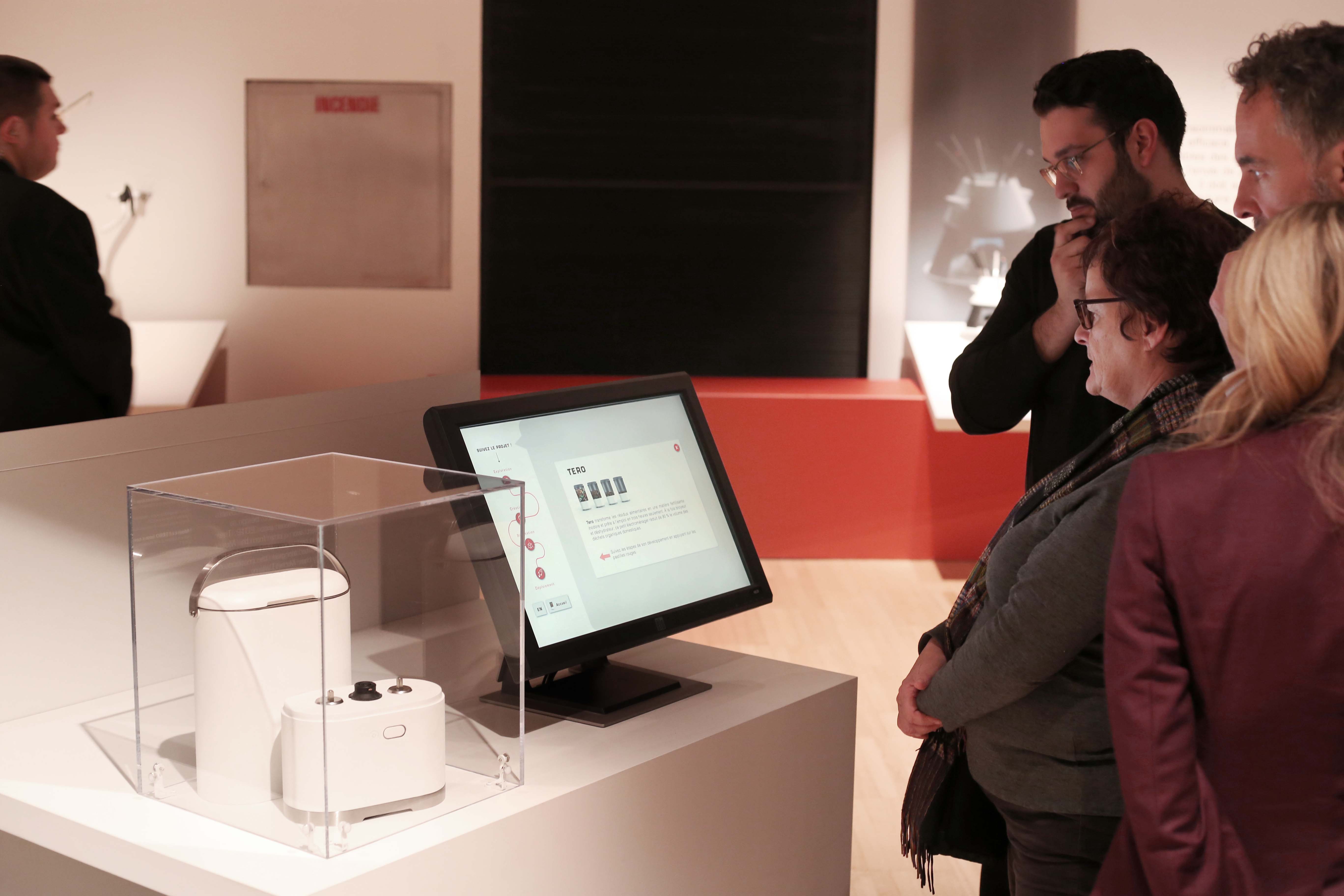 Visiteurs qui regardent l'exposition de Tero au Musée de la civilisation de Québec