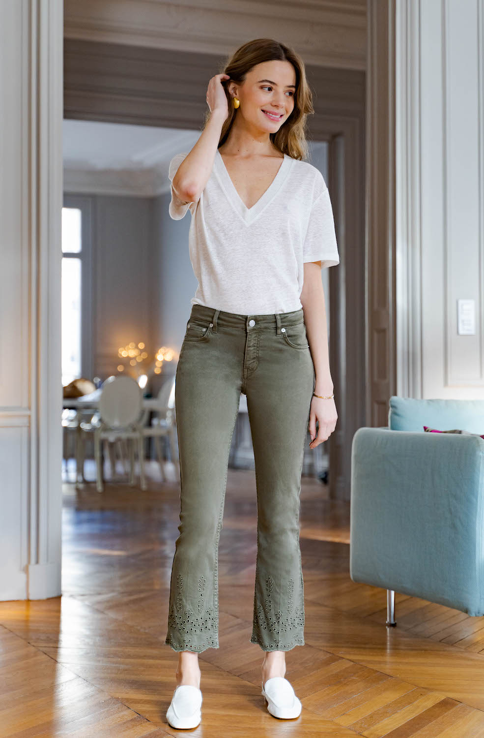 Femme qui porte un jean de la marque parisienne NVY d'un style été Miami.