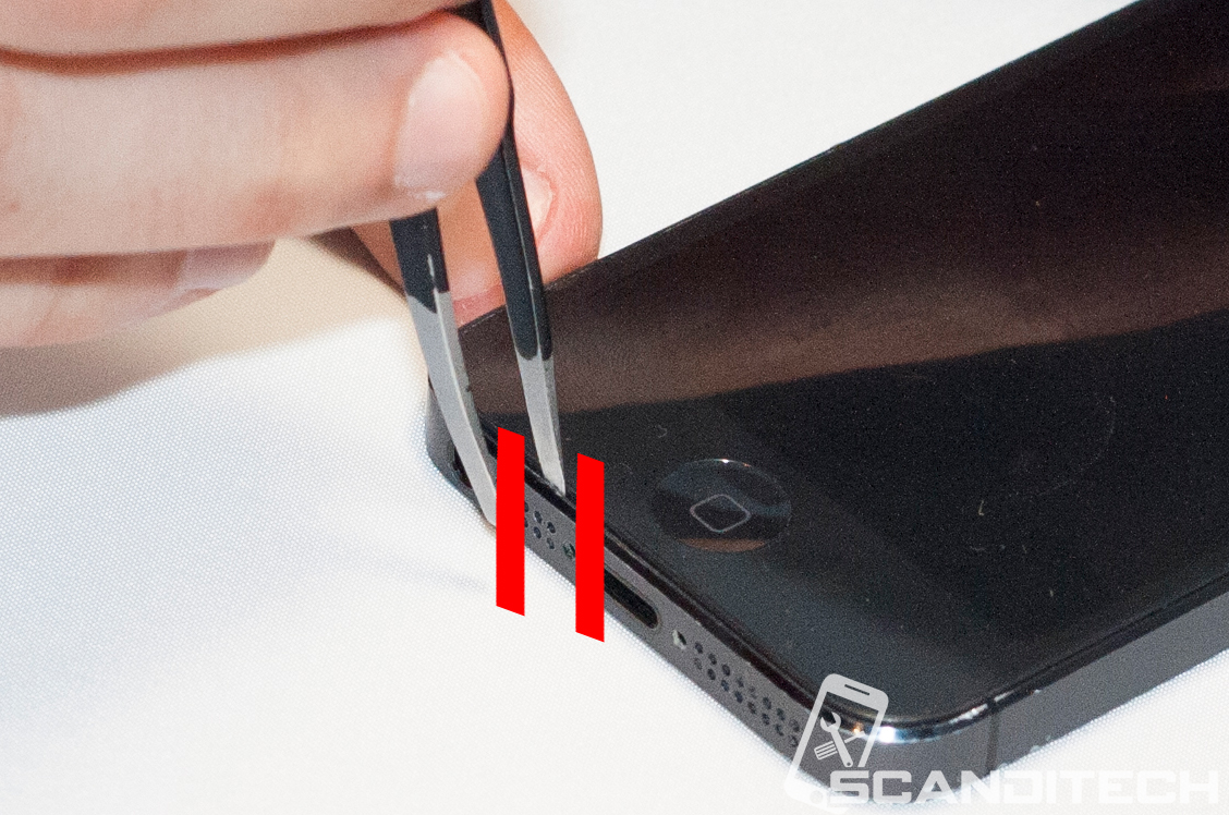 iPhone 5 battery replacement guide - Prying the screen with tweezers