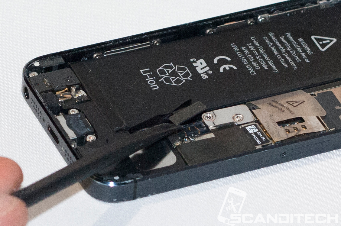 iPhone 5 battery replacement guide - Disconnecting the battery connector.
