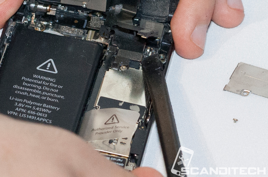 iPhone 5 battery replacement guide - Disconnecting the screen cables.