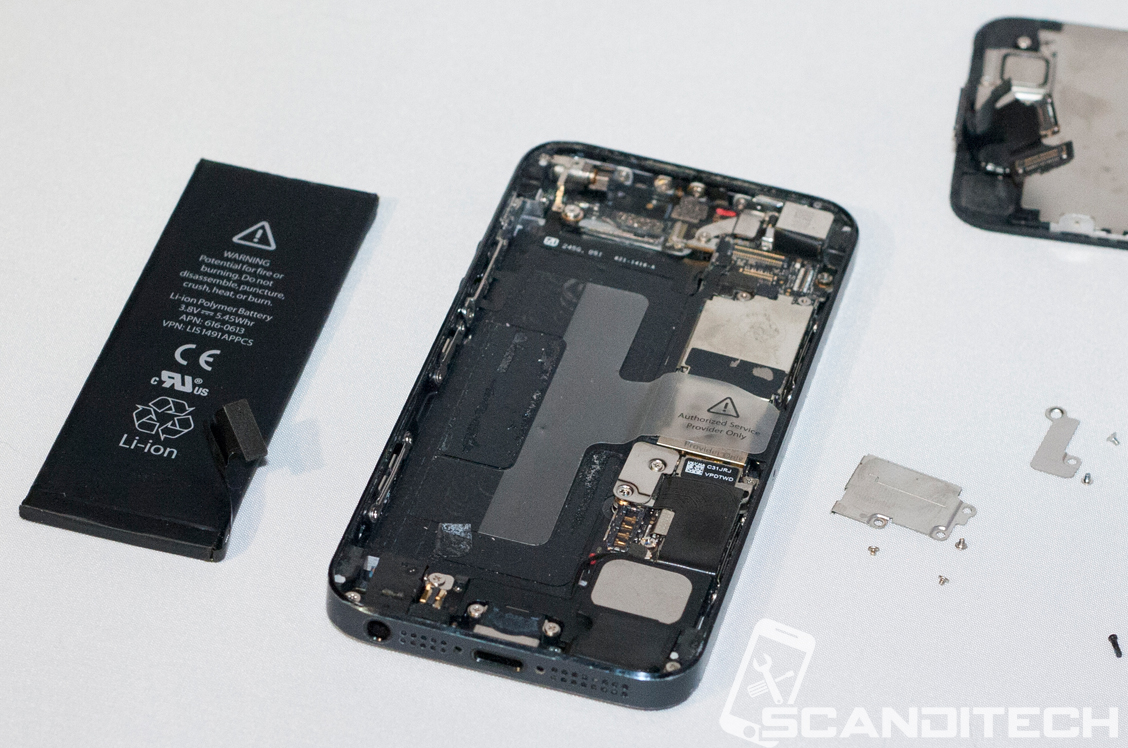 iPhone 5 battery replacement guide - Prying the battery out.